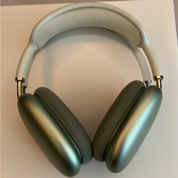 Used (Like New) Apple AirPod Max - Picture 5 of 10